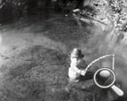 Sténopé d'un petit pêcheur sur les bords de la Grenette