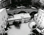 Sténopé d'une cour enneigé avec dans le fond la coulée verte, près de la Bastille